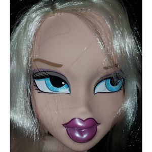 2002 1st Edition Bratz Funky Fashion Makeover Cloe Styling Head